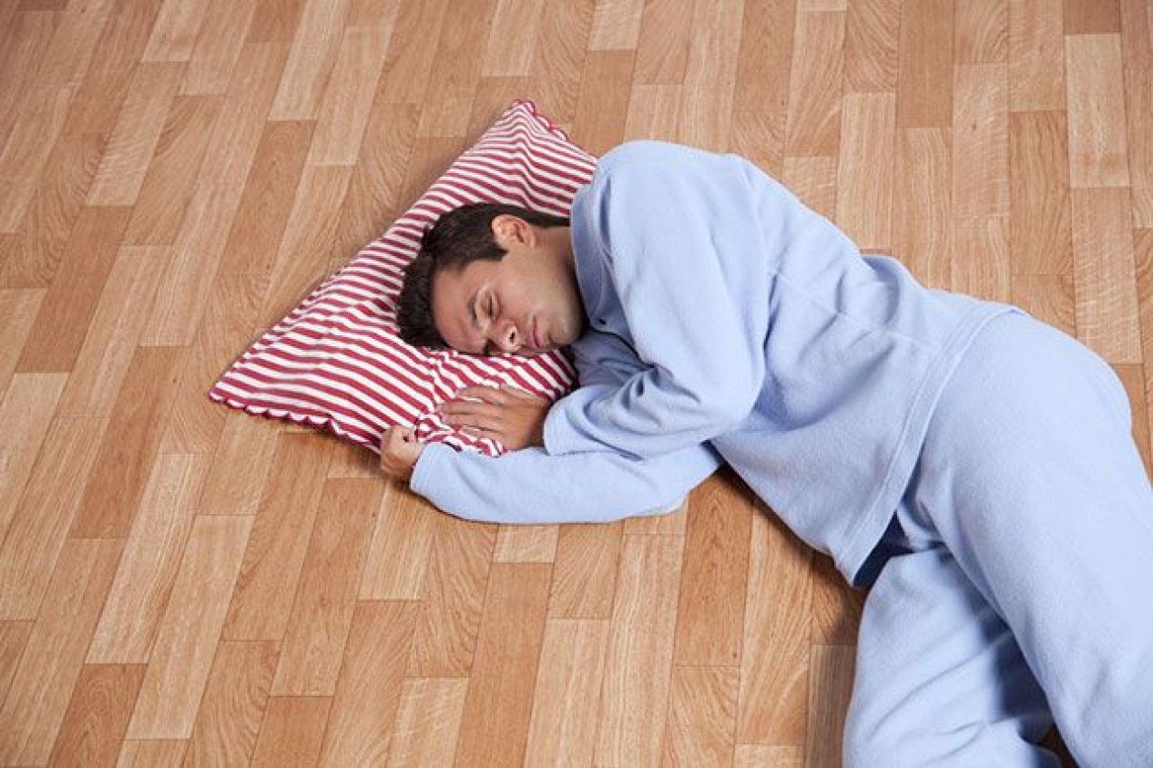 Is it true that sleeping on the floor is good for health?