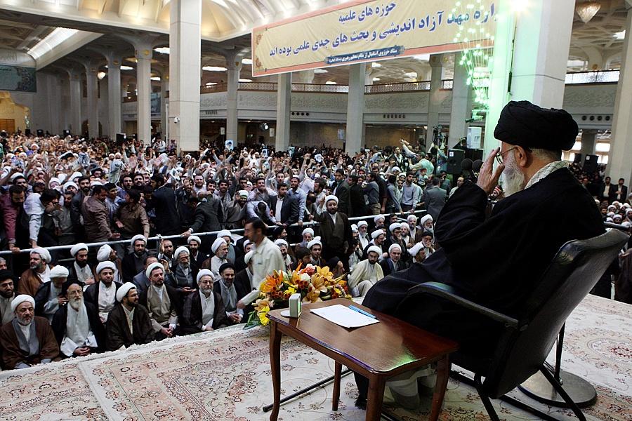 İranın ali dini lideri Əli Xameneyi “Əl-Mustafa” məktəbinin tələbələri və əməkdaşları ilə görüşü. Qum, 25 oktyabr 2010-cu il
