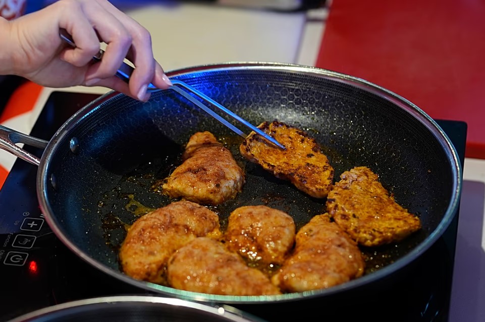 FILE - Синтетическая курица на дегустации от калифорнийской компании Upside Foods, 27 июня 2024 года, в Майами