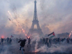 Viral image of protesters waving Palestinian flags outside the Eiffel Tower is AI-generated