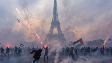 Viral image of protesters waving Palestinian flags outside the Eiffel Tower is AI-generated