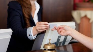 Doğrudanmı COVİD-19 pasportu olmayanları otellərə buraxmırlar? -Araşdırma