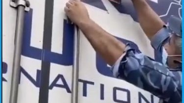Did Azerbaijani police remove word ‘Armenia’ and Armenian flag off a lorry with a knife?