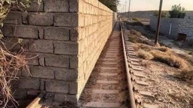 Dəmir yolu relsi üzərində tikilmiş hasar haradadır?