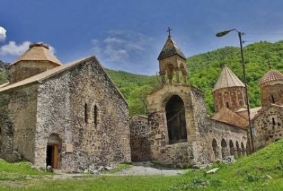 Erməni keşiş: Kəlbəcərdə Xudavəng monastırının ermənilər üçün bağlanması "erməniofobiya"nın təzahürü,  "erməni ziyarətgahları"na qəsddir