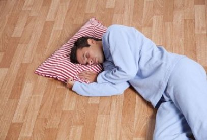 Is it true that sleeping on the floor is good for health?