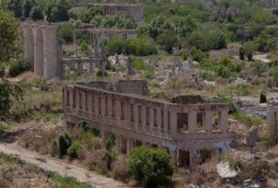 Laçında məskunlaşmış ermənilərin əşyalarını öz soydaşları yağmalayır